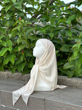 Load image into Gallery viewer, Triangle Satin Shawl - Arabica Scallop 2.0
