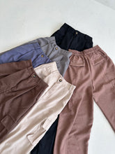Load image into Gallery viewer, Buttom Linen Cargo Pants
