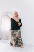 Load image into Gallery viewer, Mermaid Pleated Batik Skirt - Rossia
