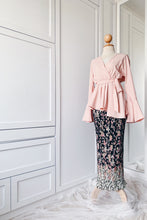 Load image into Gallery viewer, Batik Pleated Skirt - Dosansia
